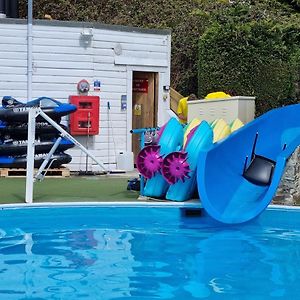 Cozy 3 Bedroom Caravan, Sleeps 8, At Parkdean Newquay Holiday Park